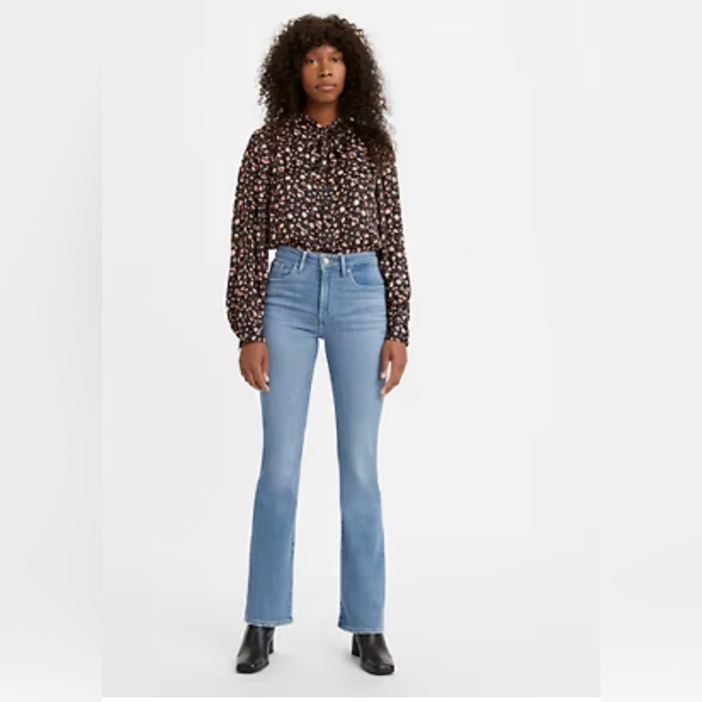 Levi’s 725 High Rise Bootcut | 27 |